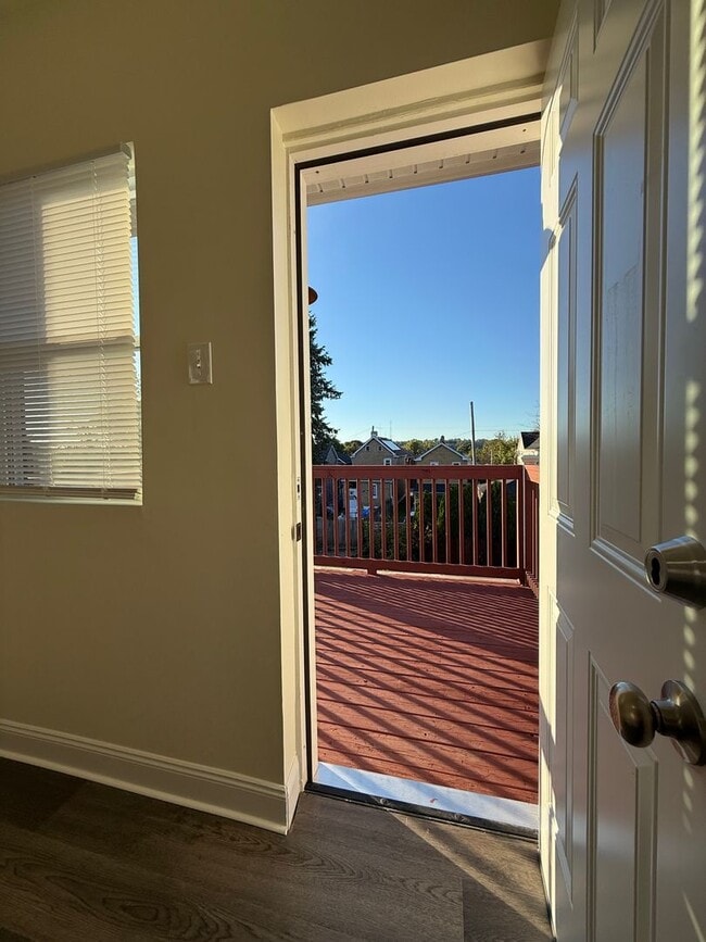 Building Photo - Updated 3BR 1.5 bath house with office/ of...
