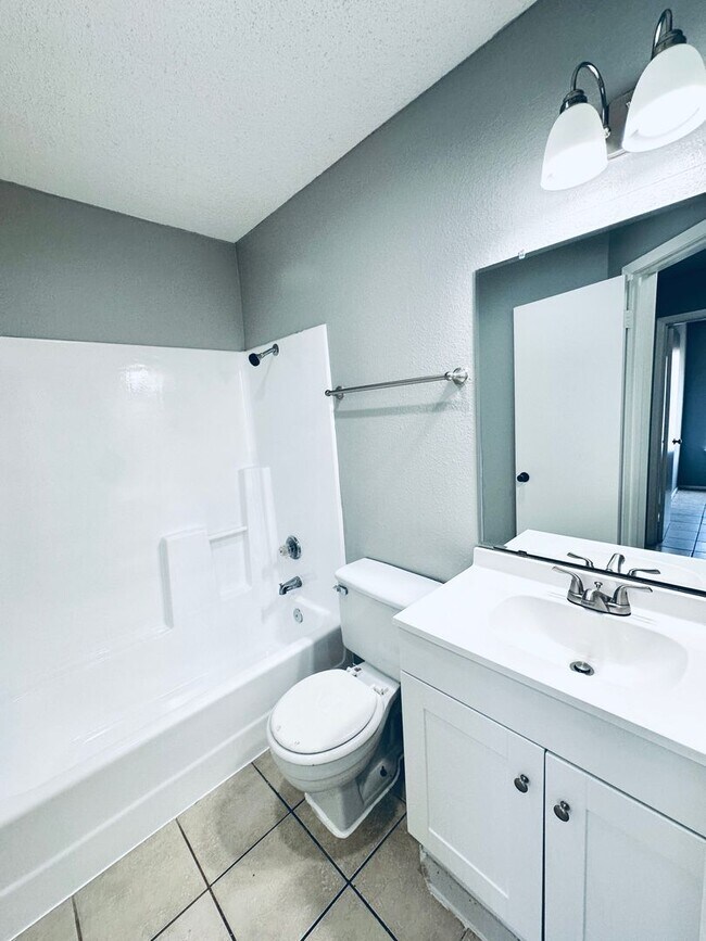 Building Photo - 5305 Woodland Oaks Ct