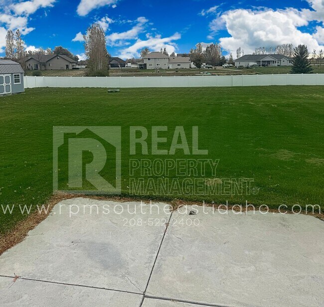 Building Photo - Large & Beautiful 6 Bedroom, 3 Bathroom Ho...