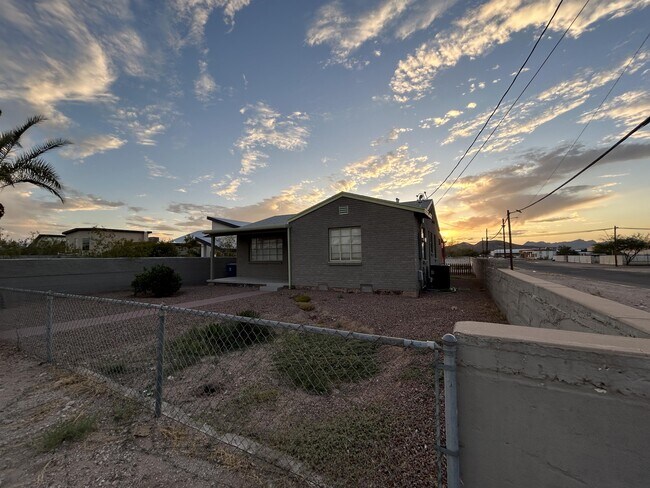 Building Photo - 902 S Fremont Ave
