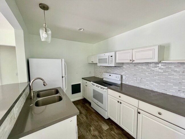 Building Photo - Joshua Tree home with views, views, views....