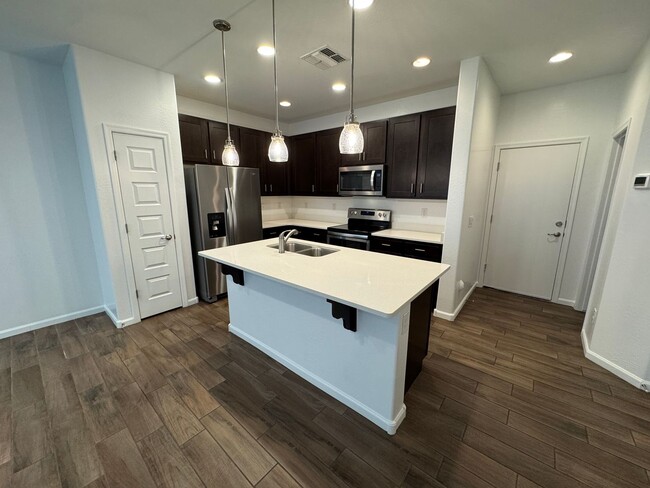 Building Photo - Beautiful newer townhome located in Tempe