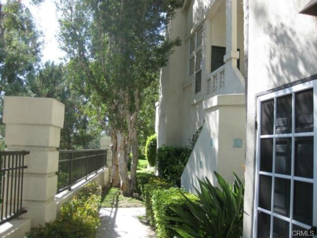 Building Photo - Spacious End-Unit Townhome in the Charming...