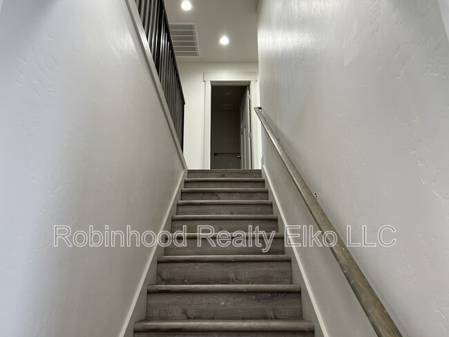 Building Photo - 2433 5th St