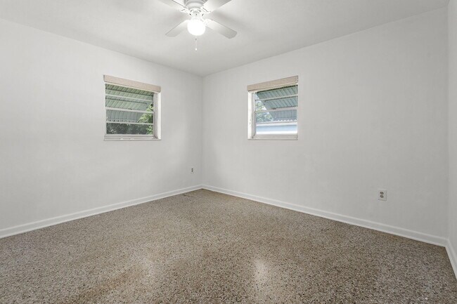 Building Photo - 1658 NE Sunview Terrace