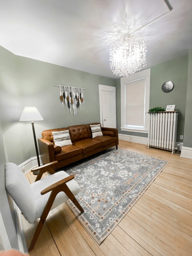 Building Photo - 209 E 3rd St