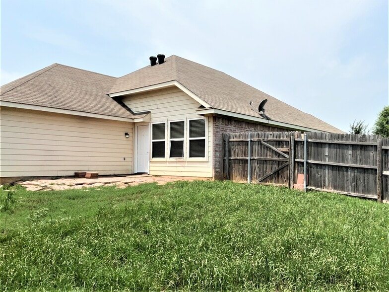 Building Photo - 1212 Gardenia Ln