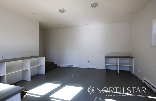 Building Photo - Spacious Bend 3 bed/2 bath Residence w/ Of...