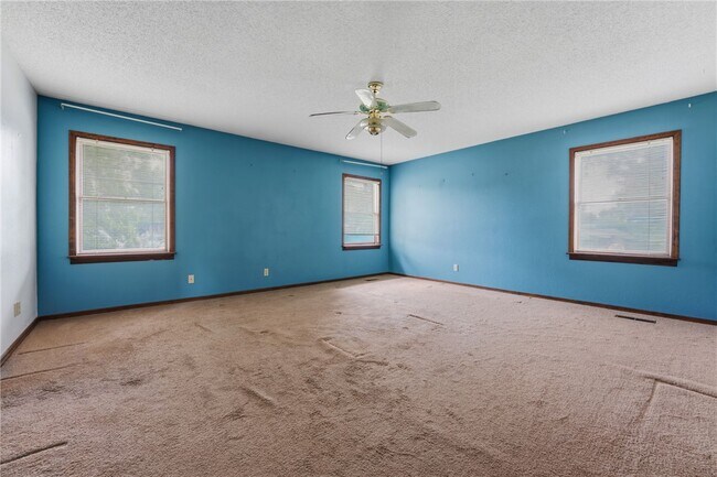 Building Photo - 315 E Fairway Ln