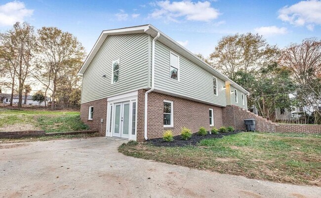 Building Photo - Move in Ready Stunning 4/3 Close To Everything In Greenville!
