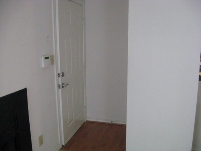 Building Photo - Beautifully Maintained 1 Bedroom 1 Bathroo...