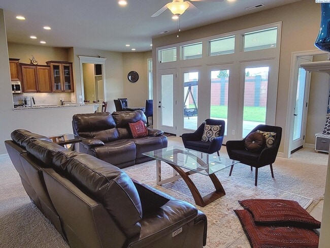 Building Photo - Large South Richland 4 Bed/3 Bath Home