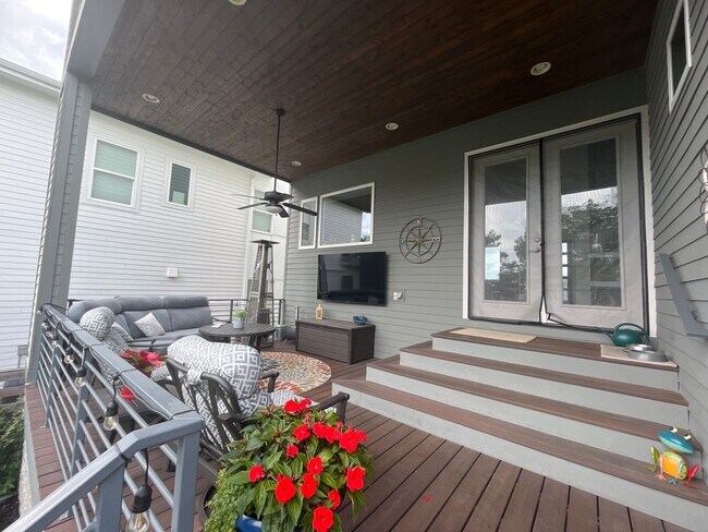 Building Photo - 4 Bedroom/3.5 Bath home overlooking the ci...