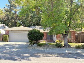 Building Photo - Beautiful 3 Bed, 2 Bath Home in a Desirabl...