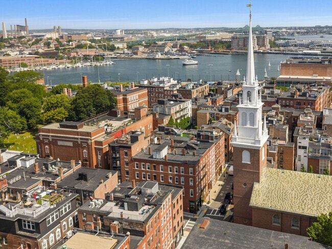 Building Photo - Renovated 2 Bed in the Heart of the North End | In-Unit Laundry | Pet Friendly | 9/1