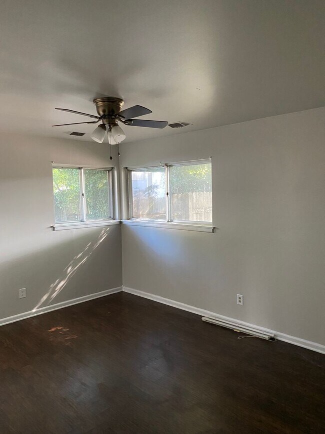 Building Photo - This is a 3 bedroom 1.5 bathroom home with...