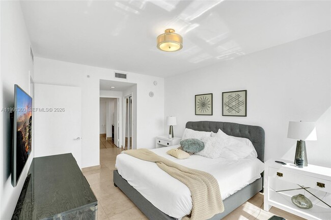 Building Photo - 18201 Collins Ave