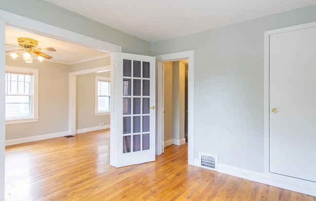 Building Photo - Charming West Plaza Bungalow