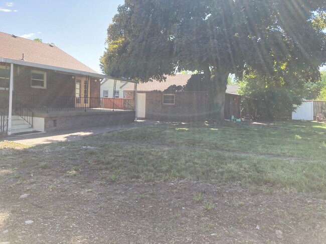 Building Photo - PENDING APPLICATION- Spacious 4 Bedroom on...