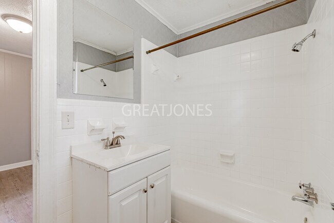 Building Photo - Charming 4 Bedroom in Batesburg-Leesville!