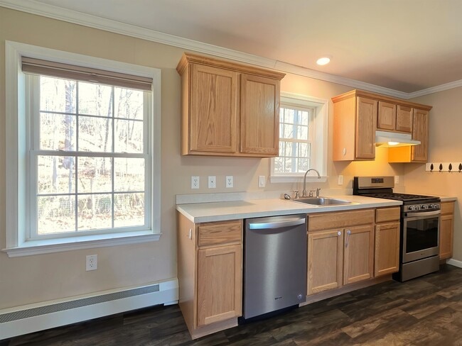 Building Photo - 4 Rock Point Rd