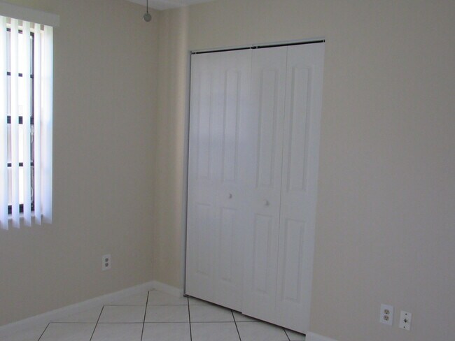 Building Photo - 1065 Manor Dr