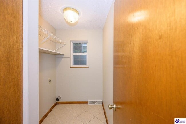 Building Photo - 2001 Oak Meadow Dr