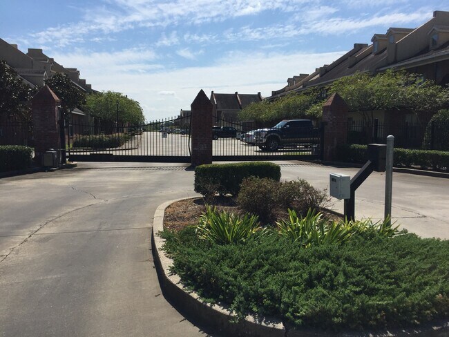 Building Photo - Gated Townhome Close to LSU, LSU bus route...