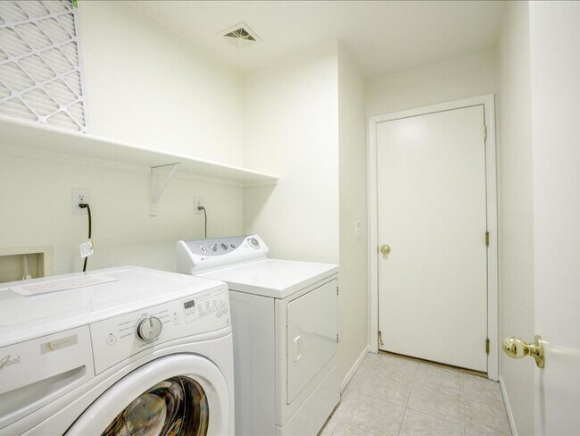 Building Photo - 3 Bedroom 2 Bathroom