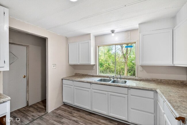 Building Photo - 4321 Ridgeway Ave