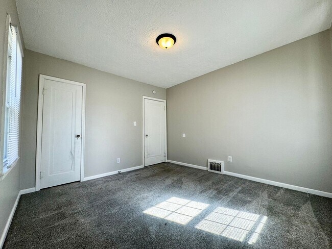 Building Photo - Charming  2-bedroom, 1-bathroom Storybook Cottage Awaits!