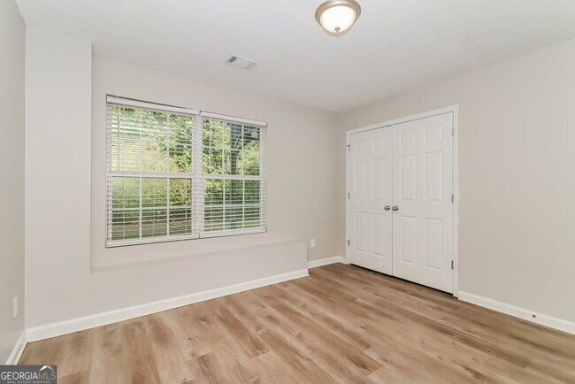 Building Photo - 450 Boxelder Rd