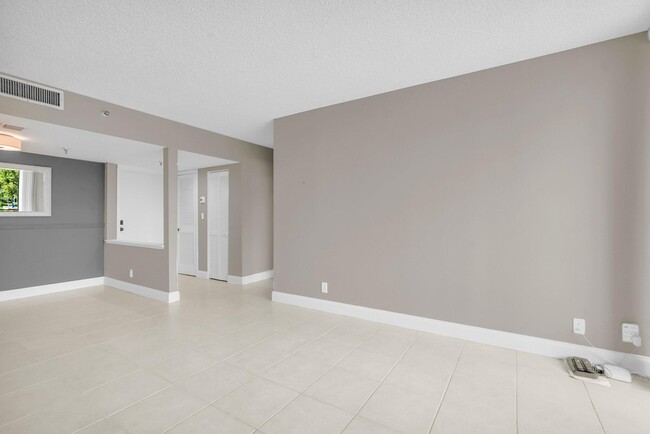 Building Photo - 6895 Willow Wood Dr