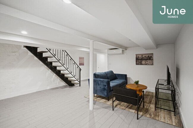 Building Photo - Full room in 3-bed/1.5-bath Home