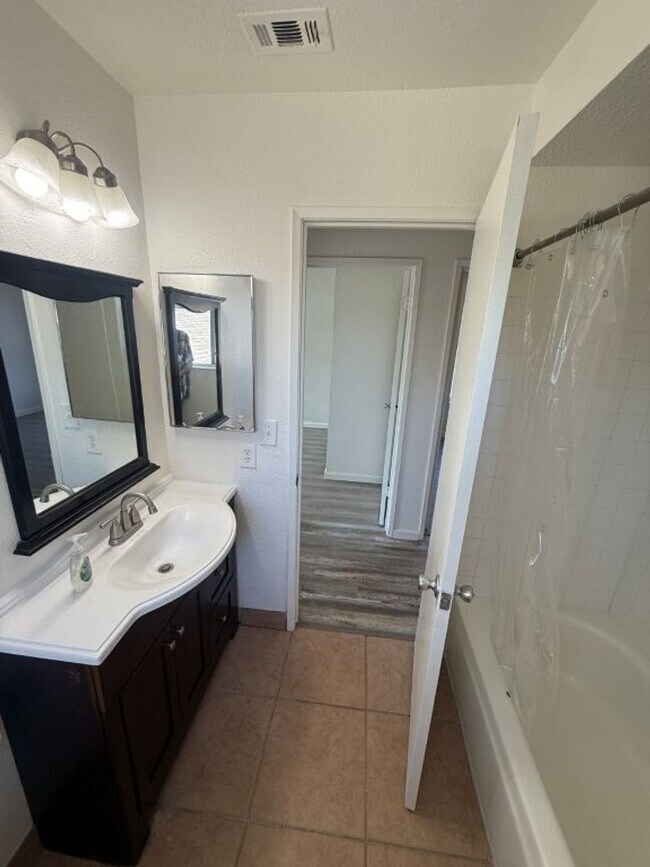 Building Photo - Rare Remodeled 5 Bedroom 2.5 Bath Tri Level in Vacaville