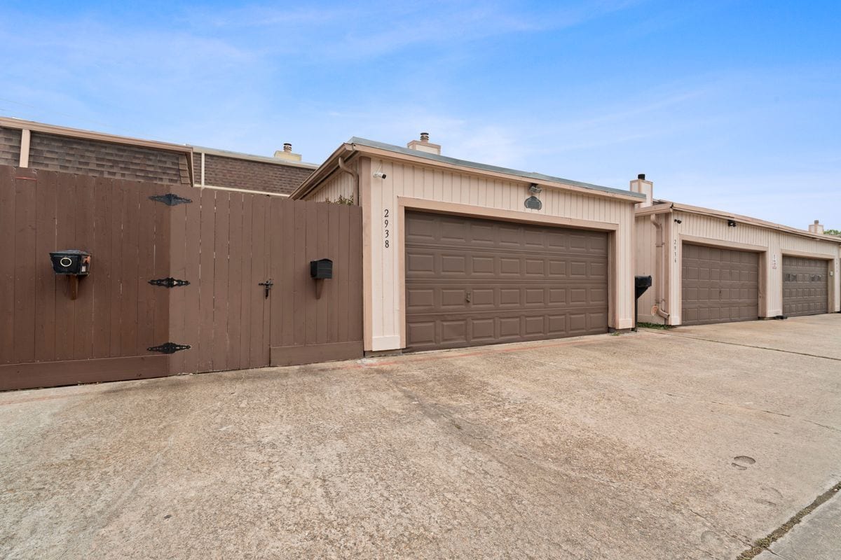 Building Photo - 2938 Camelot Ln