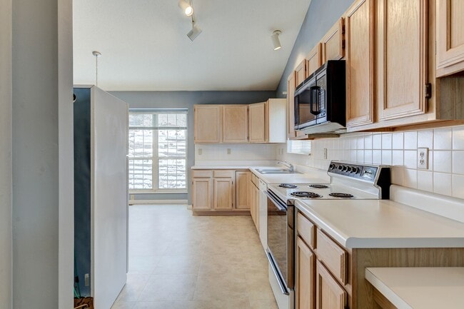 Building Photo - SPACIOUS 3 BEDROOM 2 BATH W/2 CAR GARAGE