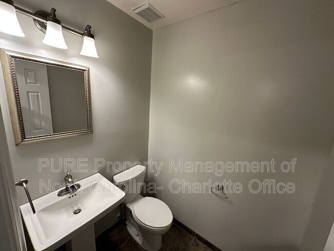 Building Photo - 12115 Landing Green Dr