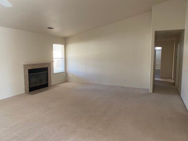 Building Photo - Beautiful Santa Nella Rental