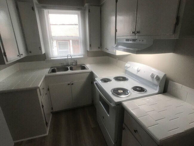 Building Photo - 1122 E 37th St