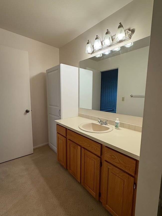 Building Photo - Desirable Park Place Condo -2 bedroom 1.5 ...