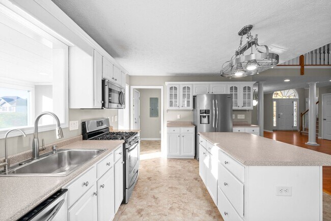 Building Photo - Pet Friendly Three Bedroom with Bonus!