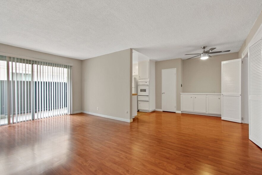 Building Photo - 3735 Mentone Ave