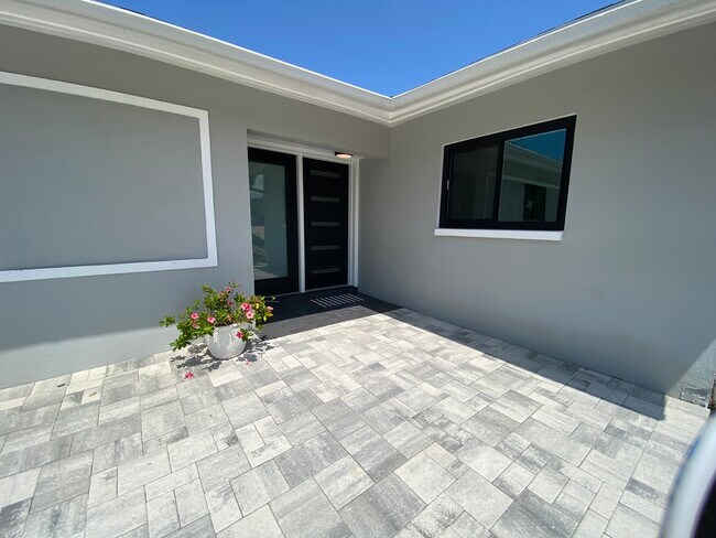 Building Photo - 1346 Hill Dr