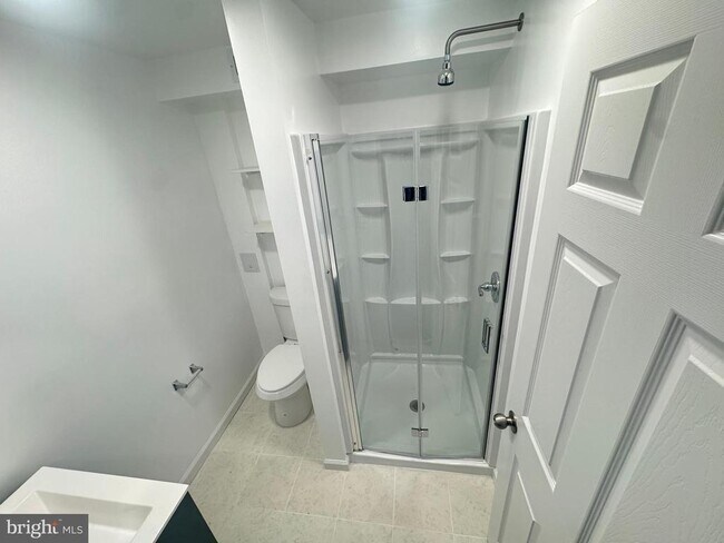 Building Photo - 9250 Three Oaks Dr