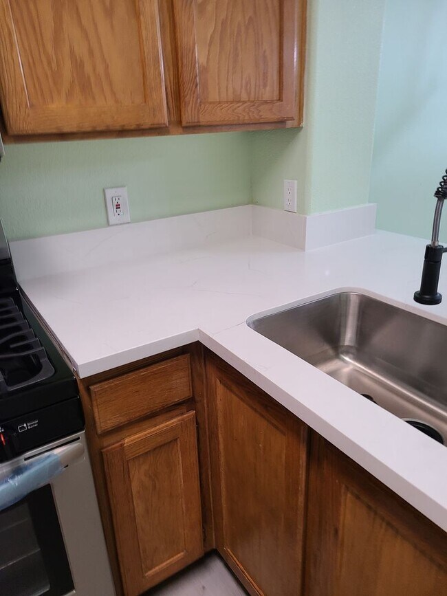 Building Photo - 3 BDRM 2.5 BATH GATED TOWNHOME