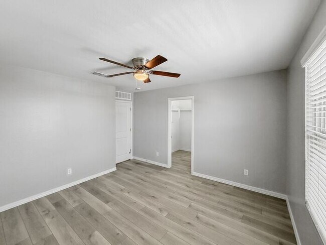 Building Photo - Home in Litchfield Park at Canyon Views! 5bd 4.5ba