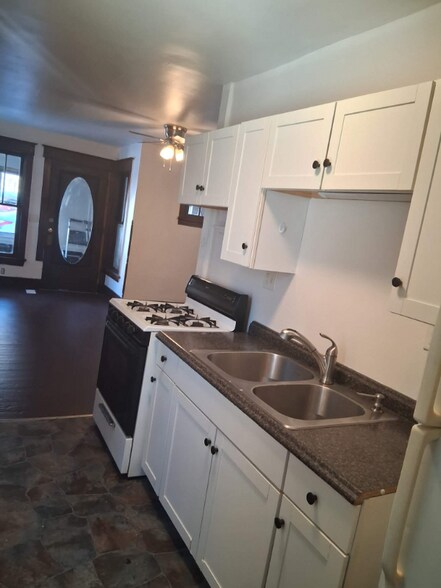 Building Photo - 1915 11th Ave