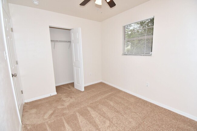 Building Photo - Charming 3/1 House