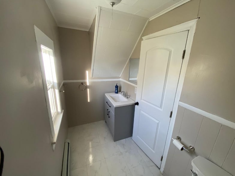 Building Photo - 29 Tracy St